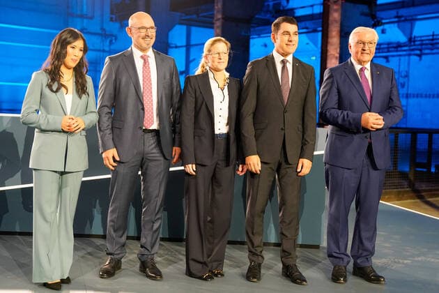 Verleihung des Deutschen Zukunftspreises 2022 durch Bundespräsidenten Frank-Walter Steinmeier im Kraftwerk Berlin. Im Bild: v.li.: Mai Thi Nguyen-Kim (Moderatorin), Claus Promberger (Universitätsklinikum Hamburg Eppendorf, Hamburg), Prof. Dr. Cordula Petersen (Universitätsklinikum Hamburg Eppendorf, Hamburg), Stefan Vilsmeier (Brainlab AG, München), Frank-Walter Steinmeier, Bundespräsident Kraftwerk Berlin Berlin Copyright: xFotostandx xReuhlx