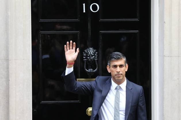 October 25, 2022, London, United Kingdom: New British Prime Minister Rishi Sunak waves from the steps of No 10 Downing Street after making a statement in front of the national and international media. Rishi Sunak is the first non-white and the youngest Prime Minister. London United Kingdom - ZUMAs197 20221025_zaa_s197_380 Copyright: xStevexTaylorx