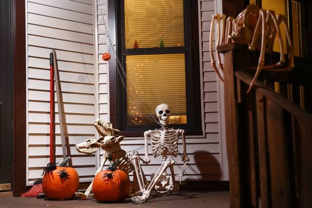 Halloween Decorations In Chicago Halloween decoration is seen near a house in Chicago, United States on October 17, 2022. Chicago United States  Copyright: xJakubxPorzyckix originalFilename: porzycki-hallowee221018_npDzi.jpg