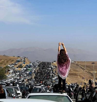 News Bilder des Tages October 26, 2022, Saqez, Kurdistan, Iran: Photos and videos posted online showed a large number of people walking to the cemetery where Mahsa Amini is buried. Iranian people are seen during a protest to mark 40 days since the death in custody of 22-year-old Mahsa Amini, whose tragedy sparked Iran s biggest antigovernment movement in over a decade in Saqez, Kurdistan Province. Saqez Iran - ZUMAi98_ 20221026_zih_i98_001 Copyright: xSocialxNetworksx