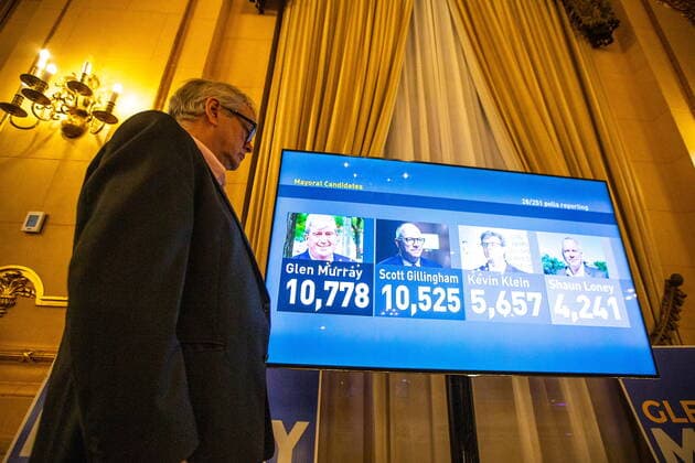 October 26, 2022, Winnipeg, MB, Canada: Terry MacLeod watches the numbers roll in on a TV at the Glen Murray election night headquarters at the Hotel Fort Garry in Winnipeg on election night, Wednesday, October 26, 2022. Winnipeg Canada  - ZUMAc35_ 20221026_zaf_c35_148 Copyright: xDanielxCrumpx