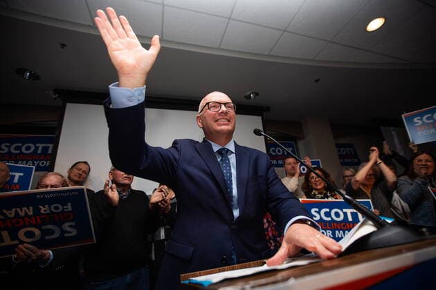 October 26, 2022, Winnipeg, MB, Canada: Scott Gillingham waves after giving a victory speech after being declared the next mayor of Winnipeg, on Wednesday, October 26, 2022. Winnipeg Canada  - ZUMAc35_ 20221026_zaf_c35_158 Copyright: xDanielxCrumpx