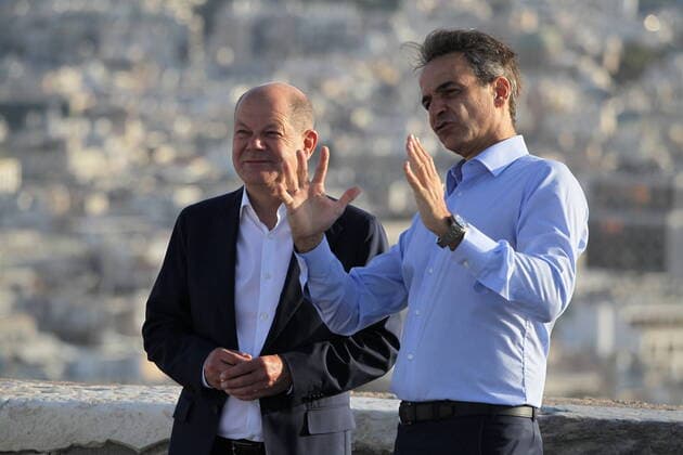 October 27, 2022, Athens, Greece: Greek Prime Minister Kyriakos Mitsotakis and German Chancellor Olaf Scholz talk at the ancient Parthenon Temple at the Acropolis hill during a visit, in Athens. Athens Greece - ZUMAv62_ 20221027_zaf_v62_017 Copyright: xAristidisxVafeiadakisx