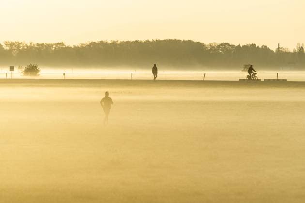 IMAGO Creative: Fit durch den Herbst Eine Joggerin, aufgenommen beim Nebel am Morgen auf dem Tempelhofer Feld in Berlin, 27.10.2022. Berlin Deutschland *** A female jogger taken in the morning fog at Tempelhofer Feld in Berlin, 27 10 2022 Berlin Germany Copyright: xFlorianxGaertner photothek.dex