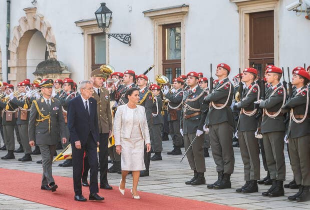 News Themen der Woche KW43 News Bilder des Tages 20221027 Offizieller Besuch der Praesidentin von Ungarn WIEN, OESTERREICH - 27. OKTOBER: Bundespraesident Alexander van der Bellen und die ungarische Praesidentin Katalin Novak bei einem offiziellen Besuch in Oesterreich vor der Hofburg am 27. Oktober 2022 in Wien, Oesterreich. Empfang mit militaerischen Ehren. 221027_SEPA_32_008 Copyright: xMartinxJuenx SEPAxMedia
