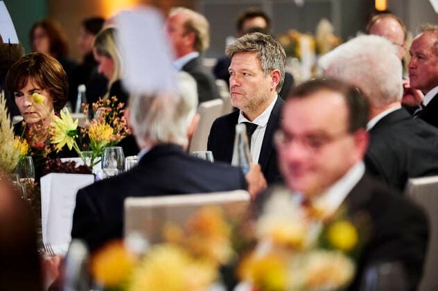 Robert Habeck und Nicola Leibinger-Kammüller, Vorstandsvorsitzende der TRUMPF SE beim Deutschen Elite-Mittelstandspreis 2022 EUR, Deutschland, Berlin,27.10.2022: Der Ministerpräsident Baden-Würtenbergs, Winfried Kretschmann erhält den Deutschen Elite-Mittelstandspreis 2022 der Stiftung Wir Eigentümerunternehmer. In Anwesenheit des Bundeswirtschaftsministers Robert Habeck und Nicola Leibinger-Kammüller, Vorstandsvorsitzende der TRUMPF SE+Co.KG.