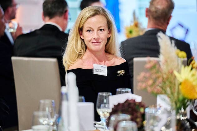 Herzogin Anna in Bayern beim Deutschen Elite-Mittelstandspreis 2022 EUR, Deutschland, Berlin,27.10.2022: Herzogin Anna in Bayern . Der Ministerpräsident Baden-Würtenbergs, Winfried Kretschmann erhält den Deutschen Elite-Mittelstandspreis 2022 der Stiftung Wir Eigentümerunternehmer. In Anwesenheit des Bundeswirtschaftsministers Robert Habeck und Nicola Leibinger-Kammüller, Vorstandsvorsitzende der TRUMPF SE+Co.KG.