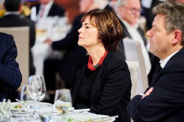 Robert Habeck und Nicola Leibinger-Kammüller, Vorstandsvorsitzende der TRUMPF SE beim Deutschen Elite-Mittelstandspreis 2022 EUR, Deutschland, Berlin,27.10.2022: Der Ministerpräsident Baden-Würtenbergs, Winfried Kretschmann erhält den Deutschen Elite-Mittelstandspreis 2022 der Stiftung Wir Eigentümerunternehmer. In Anwesenheit des Bundeswirtschaftsministers Robert Habeck und Nicola Leibinger-Kammüller, Vorstandsvorsitzende der TRUMPF SE+Co.KG.