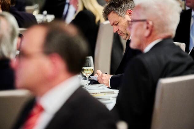 Robert Habeck kurz vor seiner Laudatio zum Deutschen Elite-Mittelstandspreis 2022 EUR, Deutschland, Berlin,27.10.2022: Der Ministerpräsident Baden-Würtenbergs, Winfried Kretschmann erhält den Deutschen Elite-Mittelstandspreis 2022 der Stiftung Wir Eigentümerunternehmer. In Anwesenheit des Bundeswirtschaftsministers Robert Habeck und Nicola Leibinger-Kammüller, Vorstandsvorsitzende der TRUMPF SE+Co.KG.