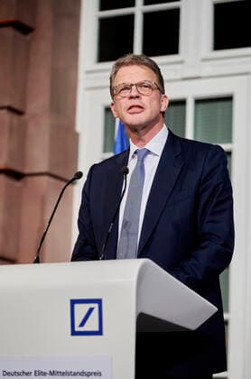 Eröffnungsrede von Christian Sewing beim Deutschen Elite-Mittelstandspreis 2022 EUR, Deutschland, Berlin,27.10.2022: Christian Sewing, Vorstandsvorsitzender Deutsche Bank. Der Ministerpräsident Baden-Würtenbergs, Winfried Kretschmann erhält den Deutschen Elite-Mittelstandspreis 2022 der Stiftung Wir Eigentümerunternehmer. In Anwesenheit des Bundeswirtschaftsministers Robert Habeck und Nicola Leibinger-Kammüller, Vorstandsvorsitzende der TRUMPF SE+Co.KG.