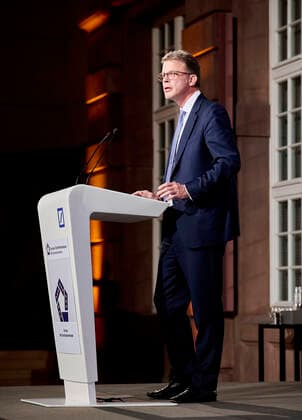 Eröffnungsrede von Christian Sewing beim Deutschen Elite-Mittelstandspreis 2022 EUR, Deutschland, Berlin,27.10.2022: Christian Sewing, Vorstandsvorsitzender Deutsche Bank. Der Ministerpräsident Baden-Würtenbergs, Winfried Kretschmann erhält den Deutschen Elite-Mittelstandspreis 2022 der Stiftung Wir Eigentümerunternehmer. In Anwesenheit des Bundeswirtschaftsministers Robert Habeck und Nicola Leibinger-Kammüller, Vorstandsvorsitzende der TRUMPF SE+Co.KG.