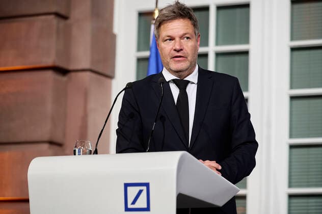 Robert Habecks Laudatio zum Deutschen Elite-Mittelstandspreis 2022 EUR, Deutschland, Berlin,27.10.2022: Der Ministerpräsident Baden-Würtenbergs, Winfried Kretschmann erhält den Deutschen Elite-Mittelstandspreis 2022 der Stiftung Wir Eigentümerunternehmer. In Anwesenheit des Bundeswirtschaftsministers Robert Habeck und Nicola Leibinger-Kammüller, Vorstandsvorsitzende der TRUMPF SE+Co.KG.