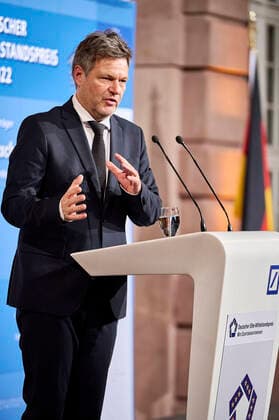 Robert Habecks Laudatio zum Deutschen Elite-Mittelstandspreis 2022 EUR, Deutschland, Berlin,27.10.2022: Der Ministerpräsident Baden-Würtenbergs, Winfried Kretschmann erhält den Deutschen Elite-Mittelstandspreis 2022 der Stiftung Wir Eigentümerunternehmer. In Anwesenheit des Bundeswirtschaftsministers Robert Habeck und Nicola Leibinger-Kammüller, Vorstandsvorsitzende der TRUMPF SE+Co.KG.