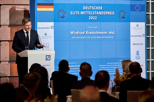 Robert Habecks Laudatio zum Deutschen Elite-Mittelstandspreis 2022 EUR, Deutschland, Berlin,27.10.2022: Der Ministerpräsident Baden-Würtenbergs, Winfried Kretschmann erhält den Deutschen Elite-Mittelstandspreis 2022 der Stiftung Wir Eigentümerunternehmer. In Anwesenheit des Bundeswirtschaftsministers Robert Habeck und Nicola Leibinger-Kammüller, Vorstandsvorsitzende der TRUMPF SE+Co.KG.