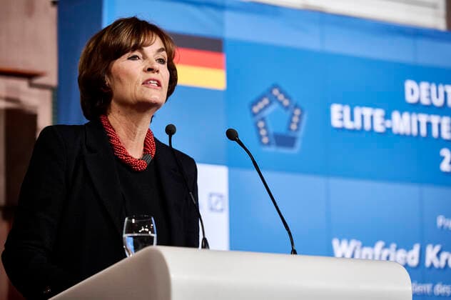 Nicola Leibinger-Kammüller Laudatio zum Deutschen Elite-Mittelstandspreis 2022 EUR, Deutschland, Berlin,27.10.2022: Der Ministerpräsident Baden-Würtenbergs, Winfried Kretschmann erhält den Deutschen Elite-Mittelstandspreis 2022 der Stiftung Wir Eigentümerunternehmer. In Anwesenheit des Bundeswirtschaftsministers Robert Habeck und Nicola Leibinger-Kammüller, Vorstandsvorsitzende der TRUMPF SE+Co.KG.
