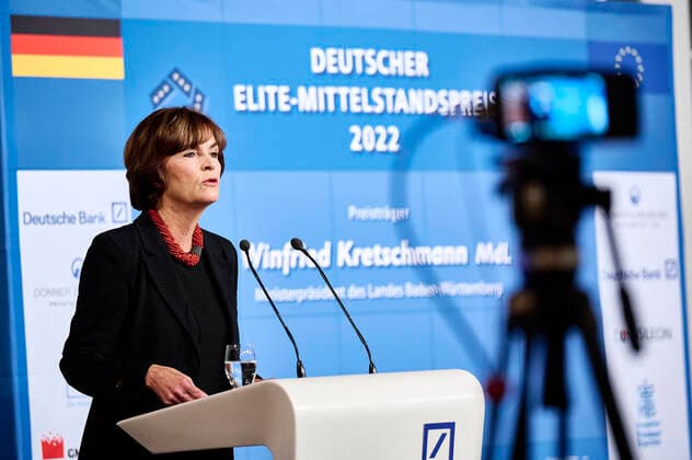 Nicola Leibinger-Kammüller Laudatio zum Deutschen Elite-Mittelstandspreis 2022 EUR, Deutschland, Berlin,27.10.2022: Der Ministerpräsident Baden-Würtenbergs, Winfried Kretschmann erhält den Deutschen Elite-Mittelstandspreis 2022 der Stiftung Wir Eigentümerunternehmer. In Anwesenheit des Bundeswirtschaftsministers Robert Habeck und Nicola Leibinger-Kammüller, Vorstandsvorsitzende der TRUMPF SE+Co.KG.