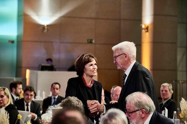 Nicola Leibinger-Kammüller dankt Winfried Kretschmann zum Deutschen Elite-Mittelstandspreis 2022 EUR, Deutschland, Berlin,27.10.2022: Der Ministerpräsident Baden-Würtenbergs, Winfried Kretschmann erhält den Deutschen Elite-Mittelstandspreis 2022 der Stiftung Wir Eigentümerunternehmer. In Anwesenheit des Bundeswirtschaftsministers Robert Habeck und Nicola Leibinger-Kammüller, Vorstandsvorsitzende der TRUMPF SE+Co.KG.