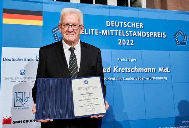 Bilder des Jahres 2022, News 10 Oktober News Themen der Woche KW43 News Bilder des Tages Winfried Kretschmann erhält den Deutschen Elite-Mittelstandspreis 2022 EUR, Deutschland, Berlin,27.10.2022: Der Ministerpräsident Baden-Würtenbergs, Winfried Kretschmann erhält den Deutschen Elite-Mittelstandspreis 2022 der Stiftung Wir Eigentümerunternehmer. In Anwesenheit des Bundeswirtschaftsministers Robert Habeck und Nicola Leibinger-Kammüller, Vorstandsvorsitzende der TRUMPF SE+Co.KG. *** Winfried Kretschmann receives the German Elite SME Award 2022 EUR, Germany, Berlin,27 10 2022 The Minister President of Baden Würtenberg, Winfried Kretschmann receives the German Elite SME Award 2022 of the Wir Eigentümerunternehmer Foundation In the presence of the Federal Minister of Economics Robert Habeck and Nicola Leibinger Kammüller, CE