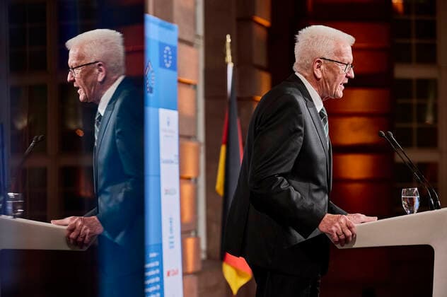 Winfried Kretschmann erhält den Deutschen Elite-Mittelstandspreis 2022 EUR, Deutschland, Berlin,27.10.2022: Der Ministerpräsident Baden-Würtenbergs, Winfried Kretschmann erhält den Deutschen Elite-Mittelstandspreis 2022 der Stiftung Wir Eigentümerunternehmer. In Anwesenheit des Bundeswirtschaftsministers Robert Habeck und Nicola Leibinger-Kammüller, Vorstandsvorsitzende der TRUMPF SE+Co.KG.