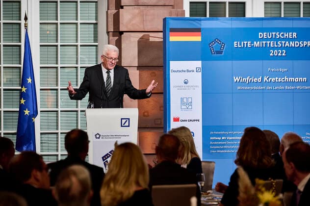 Winfried Kretschmann erhält den Deutschen Elite-Mittelstandspreis 2022 EUR, Deutschland, Berlin,27.10.2022: Der Ministerpräsident Baden-Würtenbergs, Winfried Kretschmann erhält den Deutschen Elite-Mittelstandspreis 2022 der Stiftung Wir Eigentümerunternehmer. In Anwesenheit des Bundeswirtschaftsministers Robert Habeck und Nicola Leibinger-Kammüller, Vorstandsvorsitzende der TRUMPF SE+Co.KG.