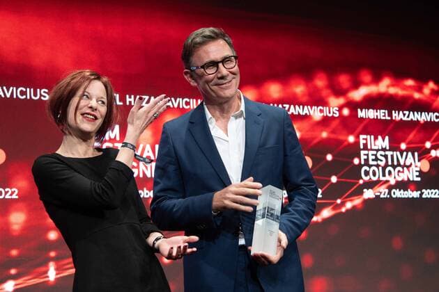 Regisseur Michel HAZANAVICIUS bekommt den Filmpreis Koeln, links Laudatorin Lisa GOTTO, Film Festival Cologne awards in Koeln, 27.10.2022.