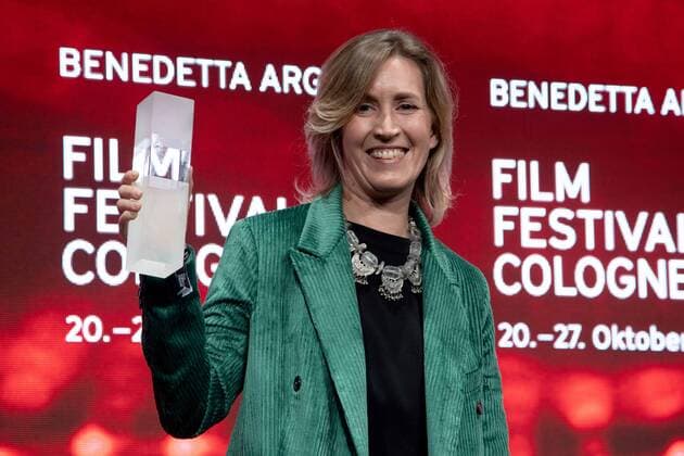 Regisseurin Benedetta ARGENTIERI (Mitte) bekommt den Phoenix-Preis, Film Festival Cologne awards in Koeln, 27.10.2022.