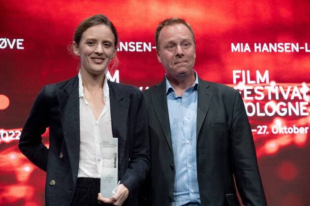 Regisseurin Mia HANSEN-LOVE, LOEVE, (links) bekommt den The Hollywood Reporter Award, rechts Laudator Scott ROXBOROUGH, Film Festival Cologne awards in Koeln, 27.10.2022.
