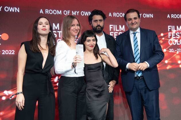 von links Schauspielerin Taki MUMLADZE, Produzentin Eva BLONDIAU, Schauspielerin Mariam KHUNLADZE und Produzent Elmar IMANOV bekommen den Filmpreis NRW fuer ihren Film A ROOM OF MY OWN, rechts Laudator Nathanael LIMINSKI, Leiter der Staatskanzlei NRW, Film Festival Cologne awards in Koeln, 27.10.2022.