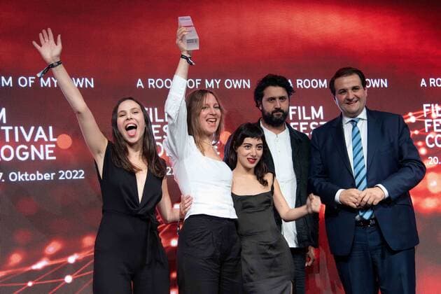 von links Schauspielerin Taki MUMLADZE, Produzentin Eva BLONDIAU, Schauspielerin Mariam KHUNLADZE und Produzent Elmar IMANOV bekommen den Filmpreis NRW fuer ihren Film A ROOM OF MY OWN, rechts Laudator Nathanael LIMINSKI, Leiter der Staatskanzlei NRW, Film Festival Cologne awards in Koeln, 27.10.2022.
