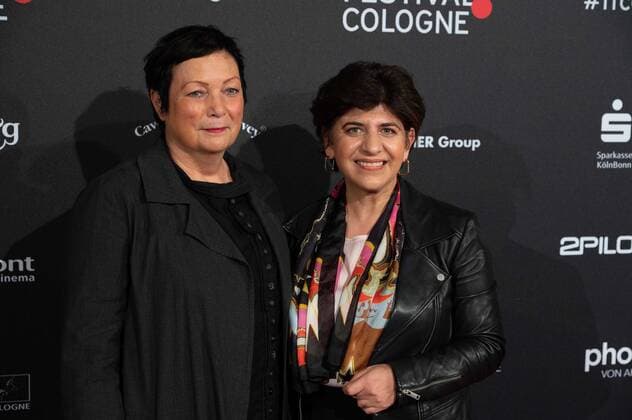 v.l. Martina RICHTER, Leiterin des Fil Festivals Cologne, Berivan AYMAZ, MdL, Buendnis 90 die Gruenen, 2. stellvertretende Praesidentin des Landtags NRW, Roter Teppich, Red Carpet Show, Ankunft, arrival, Film Festival Cologne awards in Koeln, 27.10.2022.