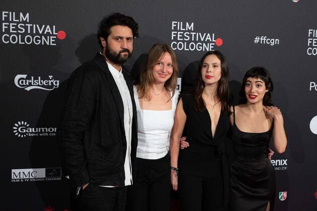 von links: Produzent Elmar IMANOV, Produzentin Eva BLONDIAU, Schauspielerin Taki MUMLADZE, Schauspielerin Mariam KHUNLADZE Roter Teppich, Red Carpet Show, Ankunft, arrival, Film Festival Cologne awards in Koeln, 27.10.2022.