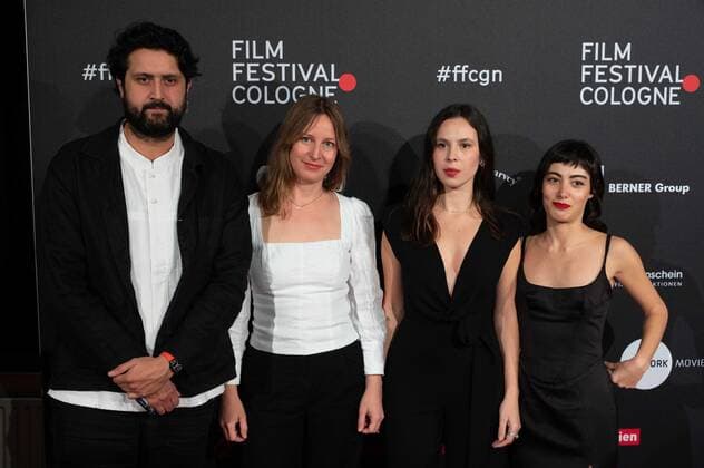 von links: Produzent Elmar IMANOV, Produzentin Eva BLONDIAU, Schauspielerin Taki MUMLADZE, Schauspielerin Mariam KHUNLADZE Roter Teppich, Red Carpet Show, Ankunft, arrival, Film Festival Cologne awards in Koeln, 27.10.2022.