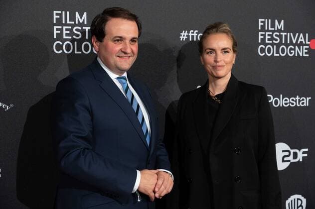 v.l. Nathanael LIMINSKI, Leiter der Staatskanzlei NRW, Nina HOSS, Schauspielerin, Roter Teppich, Red Carpet Show, Ankunft, arrival, Film Festival Cologne awards in Koeln, 27.10.2022.