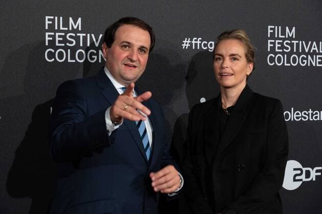 v.l. Nathanael LIMINSKI, Leiter der Staatskanzlei NRW, Nina HOSS, Schauspielerin, Roter Teppich, Red Carpet Show, Ankunft, arrival, Film Festival Cologne awards in Koeln, 27.10.2022.