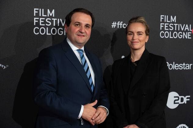 v.l. Nathanael LIMINSKI, Leiter der Staatskanzlei NRW, Nina HOSS, Schauspielerin, Roter Teppich, Red Carpet Show, Ankunft, arrival, Film Festival Cologne awards in Koeln, 27.10.2022.