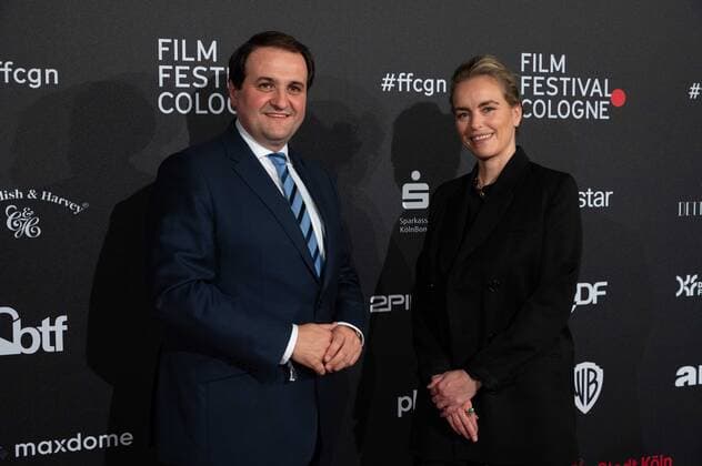 v.l. Nathanael LIMINSKI, Leiter der Staatskanzlei NRW, Nina HOSS, Schauspielerin, Roter Teppich, Red Carpet Show, Ankunft, arrival, Film Festival Cologne awards in Koeln, 27.10.2022.