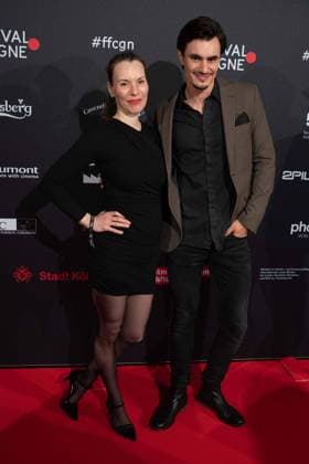 Antonia Bergmann, Schauspielerin, Begleiter nicht identifiziert Roter Teppich, Red Carpet Show, Ankunft, arrival, Film Festival Cologne awards in Koeln, 27.10.2022.