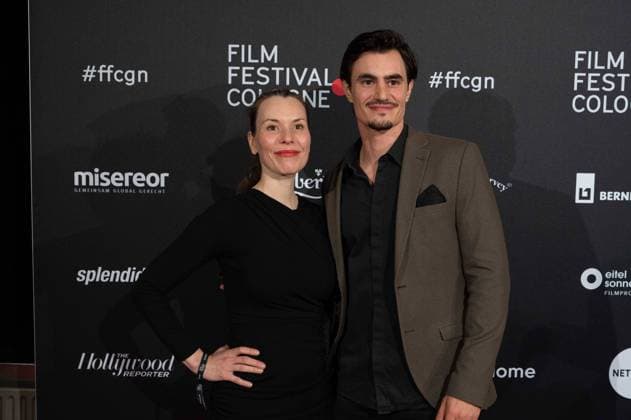 Antonia Bergmann, Schauspielerin, Begleiter nicht identifiziert Roter Teppich, Red Carpet Show, Ankunft, arrival, Film Festival Cologne awards in Koeln, 27.10.2022.