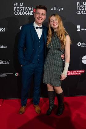 Maik CIBURA, Schauspieler, Begleiterin nicht identifiziert Roter Teppich, Red Carpet Show, Ankunft, arrival, Film Festival Cologne awards in Koeln, 27.10.2022.
