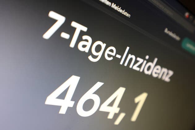 Dashboard des RKI, die 7-Tage-Inzidenz liegt nun bei 464,1 7-Tage-Inzidenz, Dashboard des RKI auf einem Monitor am 28.10.2022 in Siegen Deutschland.