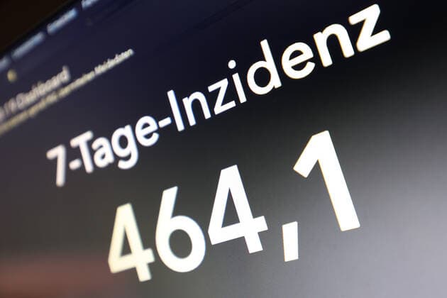 Dashboard des RKI, die 7-Tage-Inzidenz liegt nun bei 464,1 7-Tage-Inzidenz, Dashboard des RKI auf einem Monitor am 28.10.2022 in Siegen Deutschland.