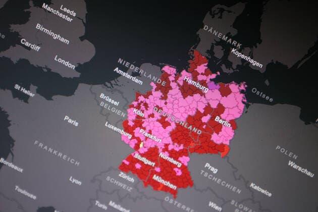 Dashboard des RKI, die 7-Tage-Inzidenz liegt nun bei 464,1 7-Tage-Inzidenz, Dashboard des RKI auf einem Monitor am 28.10.2022 in Siegen Deutschland.