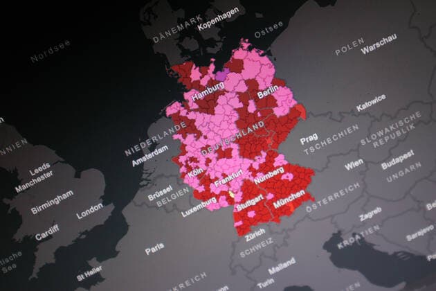 Dashboard des RKI, die 7-Tage-Inzidenz liegt nun bei 464,1 7-Tage-Inzidenz, Dashboard des RKI auf einem Monitor am 28.10.2022 in Siegen Deutschland.