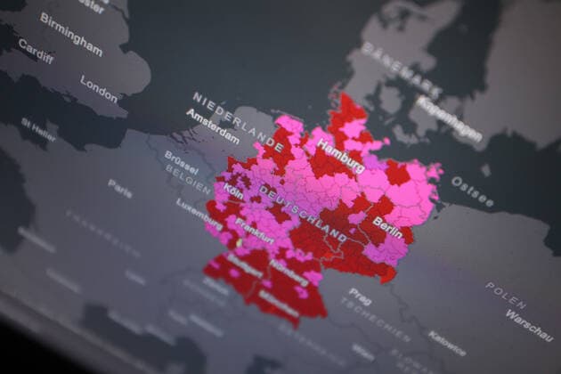 Dashboard des RKI, die 7-Tage-Inzidenz liegt nun bei 464,1 7-Tage-Inzidenz, Dashboard des RKI auf einem Monitor am 28.10.2022 in Siegen Deutschland.