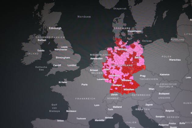 Dashboard des RKI, die 7-Tage-Inzidenz liegt nun bei 464,1 7-Tage-Inzidenz, Dashboard des RKI auf einem Monitor am 28.10.2022 in Siegen Deutschland.