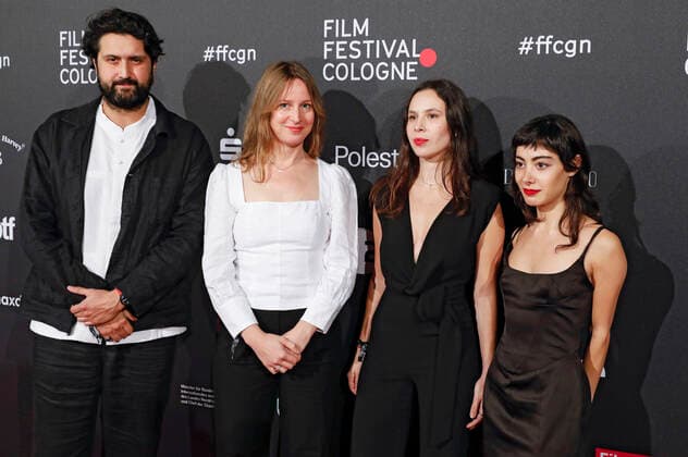 Elmar Imanov, Eva Blondiau, Taki Mumladze und Mariam Khundadze bei der Verleihung der Film Festival Cologne Awards auf dem 32. Film Festival Cologne 2022 im E-Werk. Köln, 27.10.2022