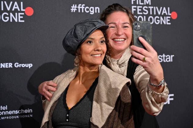 Lucia Peraza Rios mit Gast bei der Verleihung der Film Festival Cologne Awards auf dem 32. Film Festival Cologne 2022 im E-Werk. Köln, 27.10.2022