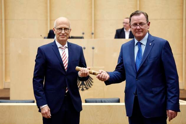News Themen der Woche KW43 News Bilder des Tages Peter Tschentscher und Bodo Ramelow bei der Staffelübergabe der Bundesratspräsidentschaft in der 1026. Sitzung des Bundesrates im Plenarsaal des Preußischen Herrenhauses. Berlin, 28..10..2022 *** Peter Tschentscher and Bodo Ramelow at the passing of the baton of the Presidency of the Bundesrat in the 1026 session of the Bundesrat in the plenary hall of the Prussian Mansion Berlin, 28 10 2022 Foto:xJ.xMWx xFuturexImage