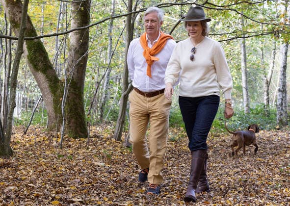 Entertainment Themen der Woche KW43 Entertainment Bilder des Tages King Philippe - Filip of Belgium and Queen Mathilde of Belgium pictured during a royal walk in the Luxembourg province, to draw attention to the importance of mental health, Friday 28 October 2022 in Saint-Hubert. The Belgian Queen is supporting different initiatives all over Belgium under the Moving together for mental health (Samen in beweging voor het mentale welzijn, Avancons ensemble pour le bien-etre mental) moniker.  BENOITxDOPPAGNE 47823485