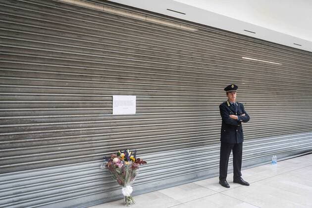 Bilder des Jahres 2022, News 10 Oktober News Themen der Woche KW43 News Bilder des Tages Milan - Carrefour Assago, shopping center. The day after the previous night s knife attack. In the photo: Assago councilor for security Marco La Rosa with the mayor Lara Carano bring a bouquet of flowers Editorial Usage Only  Copyright: xStefanoxDexGrandisx xIPAx